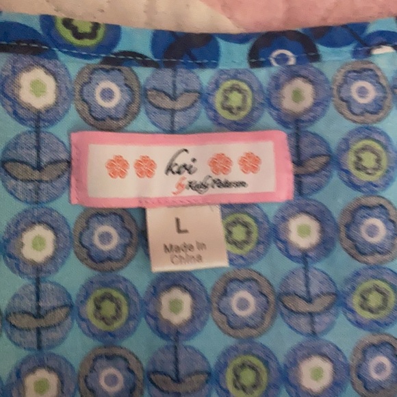 Blue, Lime, & black koi scrub top - Picture 4 of 4